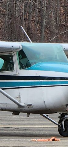 Cessna Skyhawk (N6621D) - On the ramp at 7N1
