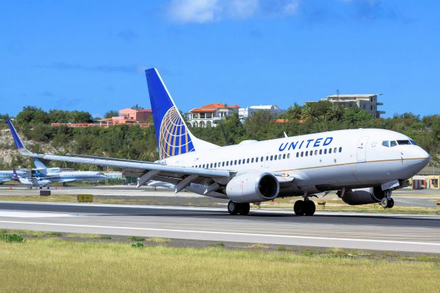 Boeing 737-700 (N24729) - United landing at TNCM