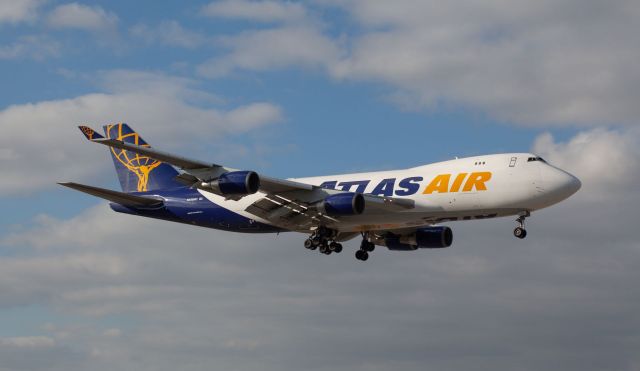 Boeing 747-400 (N486MC) - Landing at Miami International on the late afternoon of the 21st of January, 2019. This airplane used to be operated by EVA Airways. Manufactured in 2001 and the A/W date for Atlas Air was the 5th of November, 2018.