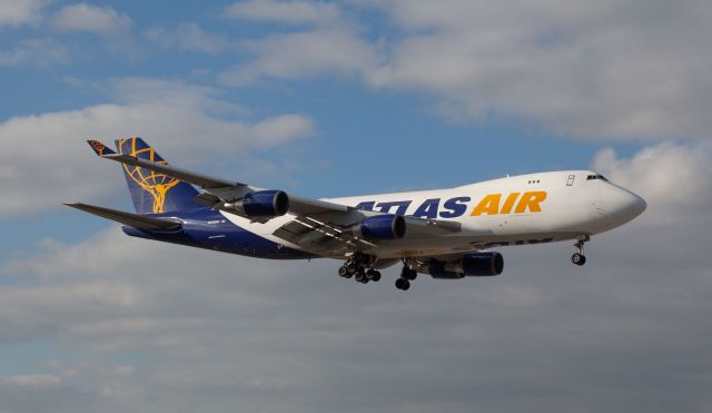 Boeing 747-400 (N486MC) - Landing at Miami International on the late afternoon of the 21st of January, 2019. This airplane used to be operated by EVA Airways. Manufactured in 2001 and the A/W date for Atlas Air was the 5th of November, 2018.