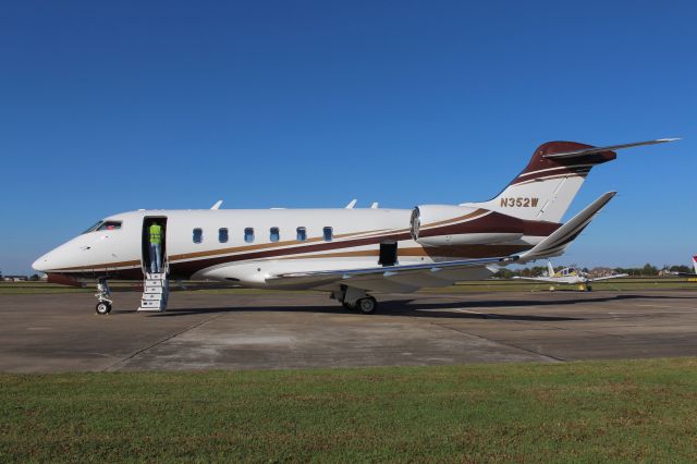 Bombardier Challenger 300 (N352W) - 3 month old Challenger