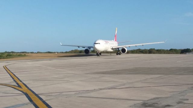 Airbus A330-300 (EC-LUX) - ARRIVAL OF THE BEAUTIFUL A330-302 FROM IBERIA DIRECT FROM MADRID, HERE WE SEE IT TAXING TO ITS ASSIGNED GATE.....