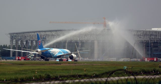 Boeing 787-8 (B-2725) - China first Boeing 787 has deliveried to China Southern Airlines and come back to its home hub Guangzhou Baiyun International Airport for the first time this morning. Welcome water gate in the airport.