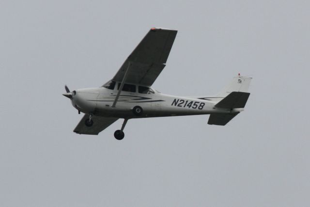 Cessna Skyhawk (N21458) - Cessna Skyhawk (N21458) arrives at Sarasota-Bradenton International Airport