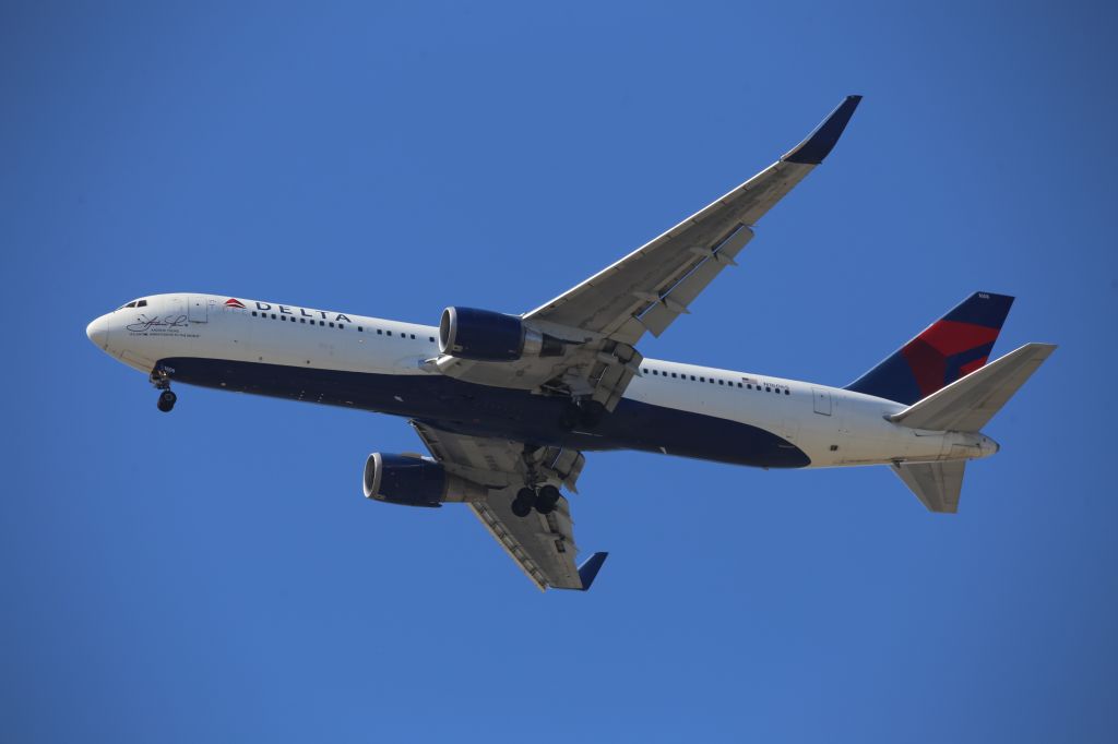 BOEING 767-300 (N16065)