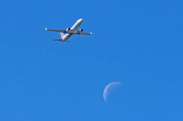 Boeing 737-800 (N963NN)