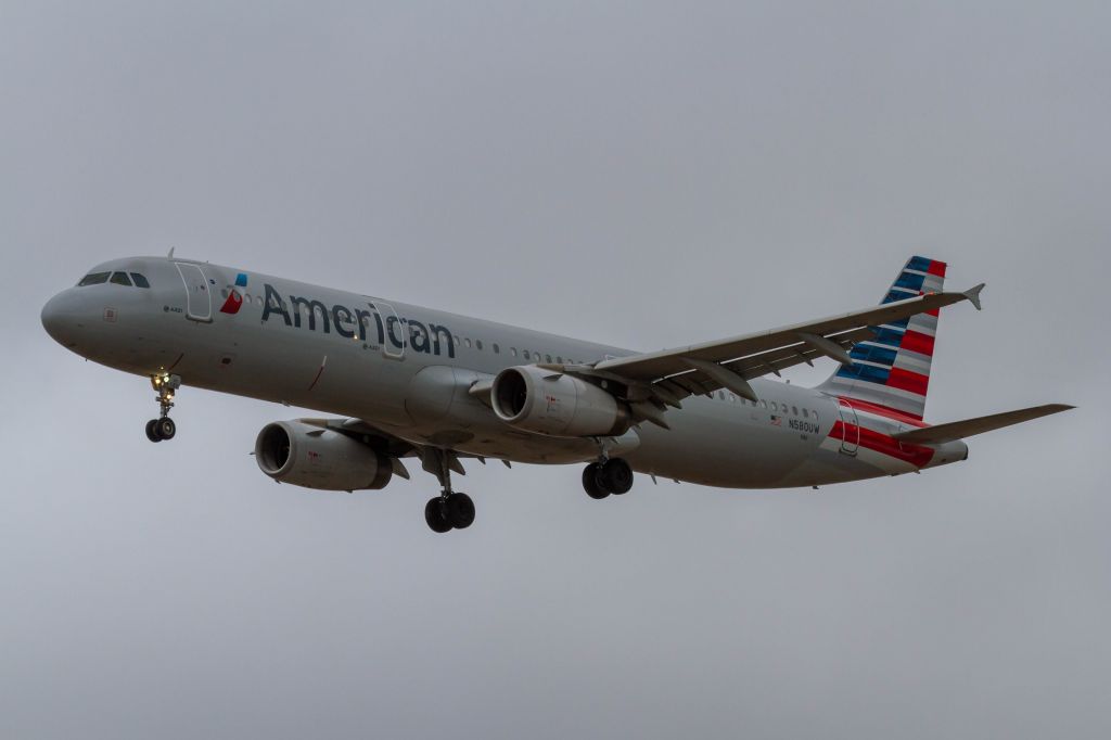 Airbus A321 (N580UW)