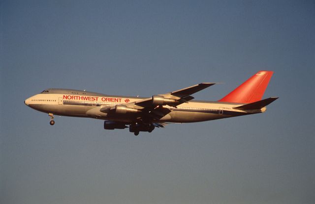 Boeing 747-200 (N636US) - Final Approach to Narita Intl Airport Rwy34 on 1988/12/18