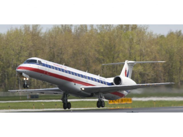 Embraer ERJ-145 (N653AE) - Take off Rw28.