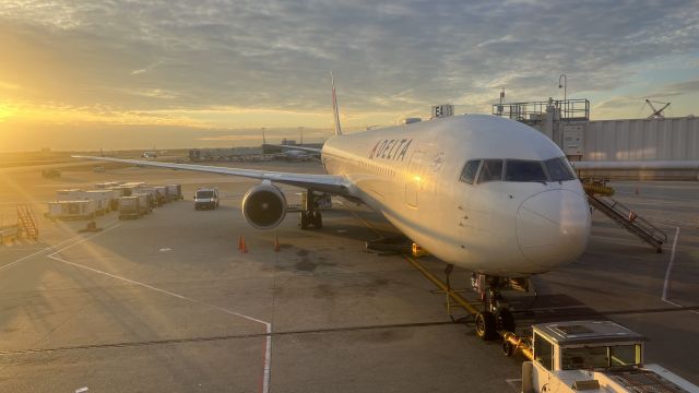 BOEING 767-400 (N838MH) - In the rays of the sun in Atlanta on December 22, 2023.