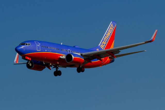 Boeing 737-700 (N7736A)