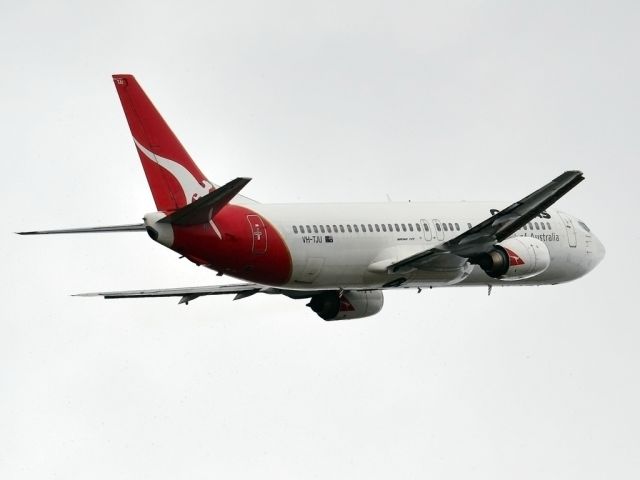 BOEING 737-400 (VH-TJU) - Getting airborne off runway 23. Tues 27th December 2011.