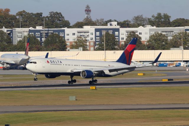 BOEING 767-300 (N182DN)