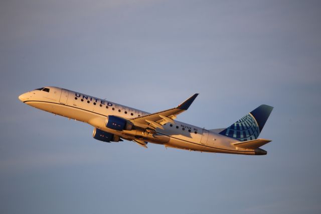 EMBRAER 175 (long wing) (N621UX)