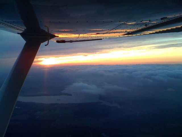 Cessna Skylane (N66070) - sunset at 5000 feet over Richmond Va - leading edge of a cold front pushing across virginia on 11/25/2009