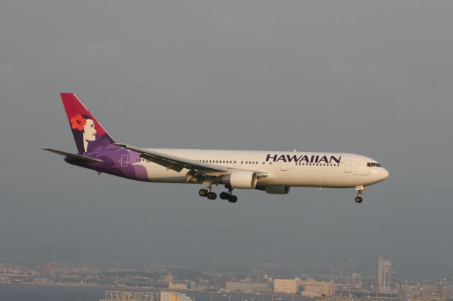 BOEING 767-300 (N586HA)