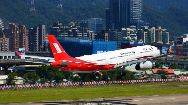 Airbus A330-300 (B-6096)