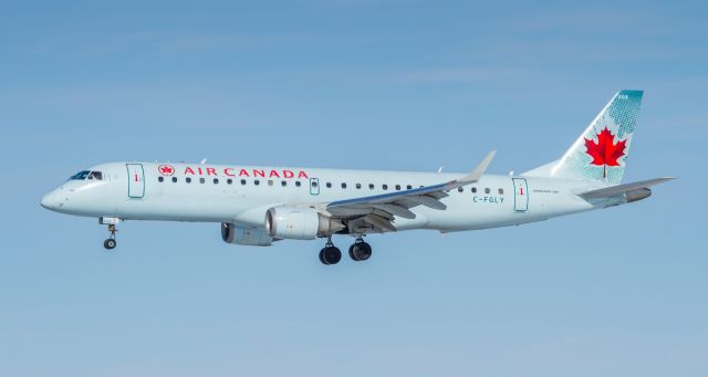 Embraer ERJ-190 (C-FGLY)