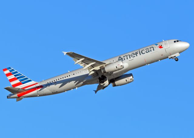 Airbus A321 (N586UW)