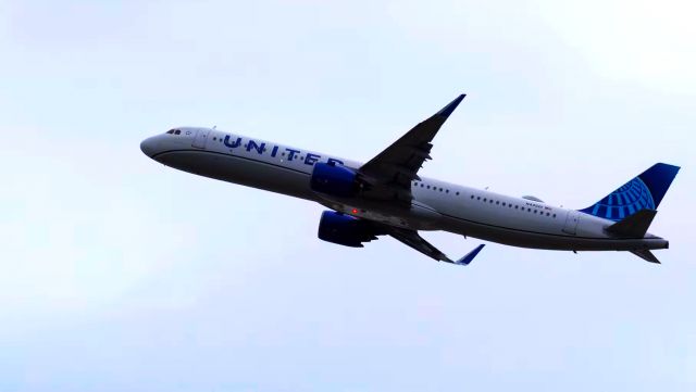 Airbus A321neo (N44501) - United Airline's first Airbus A321neo Blasts out of CLE for IAH! (Cleveland-Hopkins International Airport)br /br /Flight: UA3850/UAL3850 (XFW-KEF-CLE-IAH)br /Aircraft: Airbus A321neobr /Reg: N44501br /br /UA's first A321neo commercial flight is set to take off on December 14th from Chicago O'Hare International Airport (ORD) and land at Phoenix-Sky Harbor International Airport (PHX).