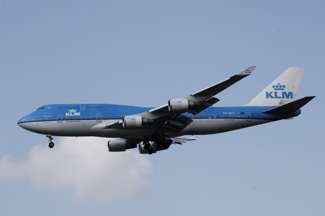 Boeing 747-400 (PH-BFR) - Final Approach to Narita Intl Airport Rwy16R on 2013/04/18