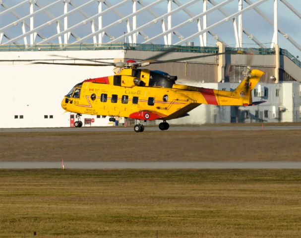 WESTLAND Merlin (14-9913) - This a/c is attached to 442 sq, Comax BC, is seen leaving rwy 25.