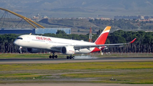 Airbus A350-900 (EC-NGT) - Landing on Rwy 32L.