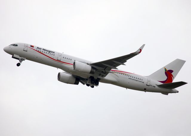 Boeing 757-200 (P2-ANB)