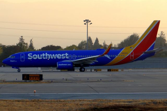 Boeing 737-800 (N8645A)