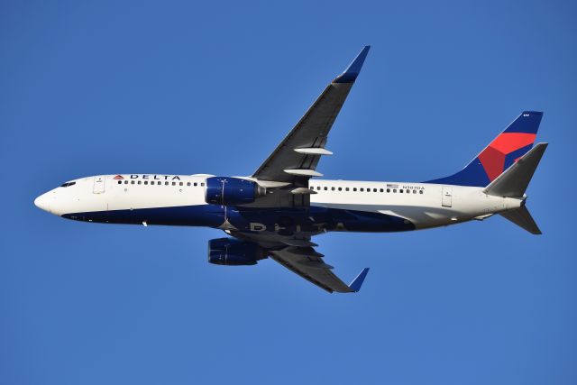 Boeing 737-800 (N387DA) - Runway 27 12-07-19