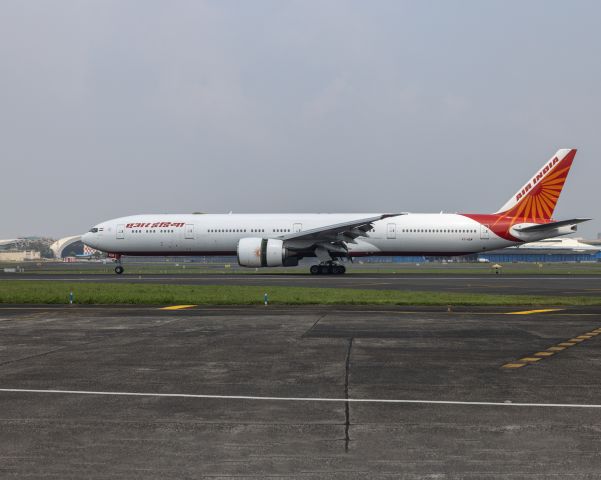 Boeing 777-200 (VT-AEM) - Landing runway 27 at Mumbai, India. Arriving from London. 13-OCT-2024.