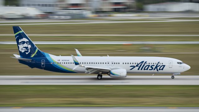 Alaska Airlines Boeing 737-900ER Russell Wilson [N453AS] landing in PDX 