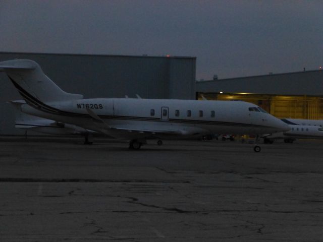 Bombardier Challenger 300 (N762QS)