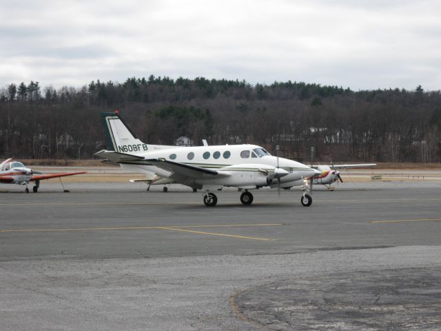 Beechcraft King Air 90 (N608FB) - Turning around to park on the transient ramp.