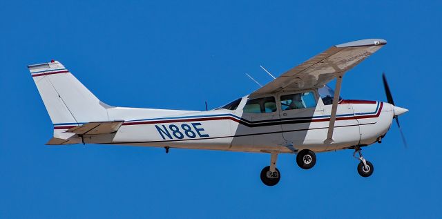 Cessna Skyhawk (N88E) - N88E 1973 Cessna 172M Skyhawk s/n 17261476 - North Las Vegas Airport  KVGTbr /Photo: Tomás Del Corobr /October 14, 2020