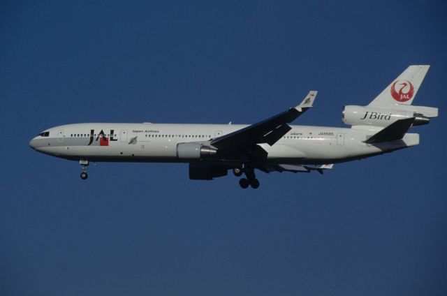 Boeing MD-11 (JA8585) - Final Approach to Narita Intl Airport Rwy34L on 1996/02/23