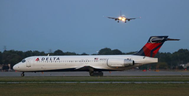 Boeing 717-200 (N927AT) - Having been pushed and already off the tug, DAL's N927AT has completed an RON stay at Buffalo Niagara International and is about to taxi to Runway 5 for a 6:25 AM departure to Detroit Metro Wayne (KDTW). A Fed Ex B757 (KMEM-KBUF) is about to land on Runway 5.