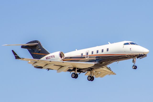 Bombardier Challenger 300 (N527FX)