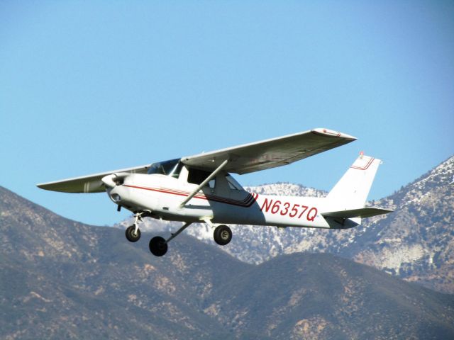 Cessna 152 (N6357Q) - Taking off RWY 26L