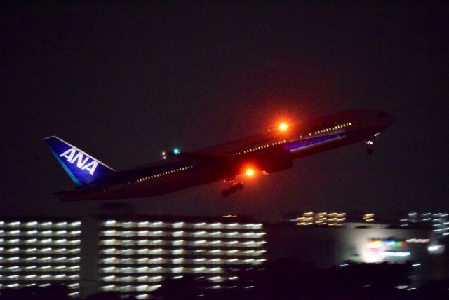 Boeing 777-200 (JA703A)