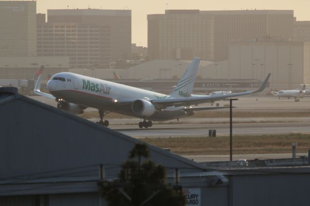 BOEING 767-300 (N420LA)