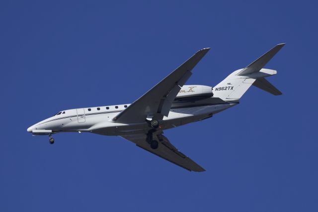 Cessna Citation X (N962TX) - Landing Runway 28L