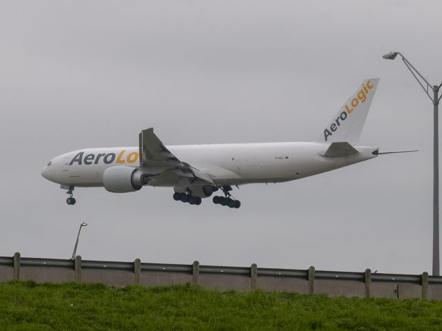 Boeing 777-200 (D-AALE) - Very short final for 35C BOX418 ORD - DFW
