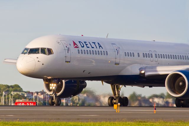 Boeing 757-200 (N673DL) - N673DL RWY27 arrival. Delivered to Delta February 24th,  1992 !