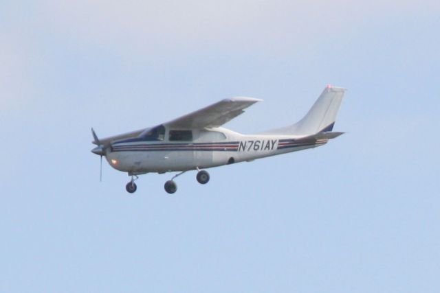 Cessna Centurion (N761AY) - Flight Express Flight 404 (N761AY) on approach to Runway 32 at Sarasota-Bradenton International Airport following a flight from Opa-Locka Executive Airport