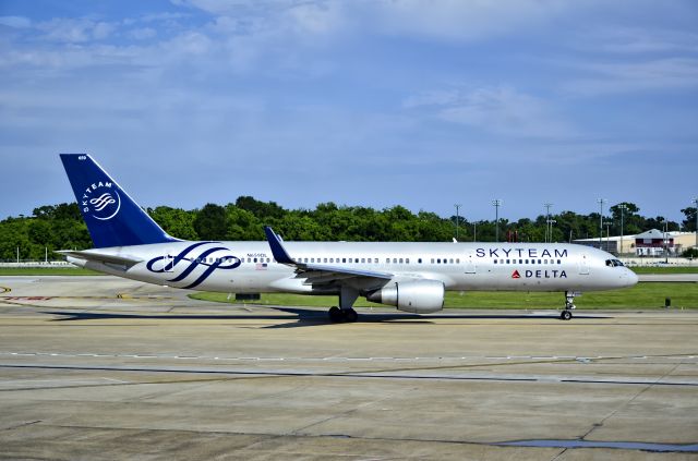 Boeing 757-200 (N659DL) - SkyTeam (Delta Air Lines) Boeing 757-232 N659DL (cn 24421/293)br /br /Louis Armstrong New Orleans International Airport (IATA: MSY, ICAO: KMSY, FAA LID: MSY)br /TDelCorobr /May 12, 2013