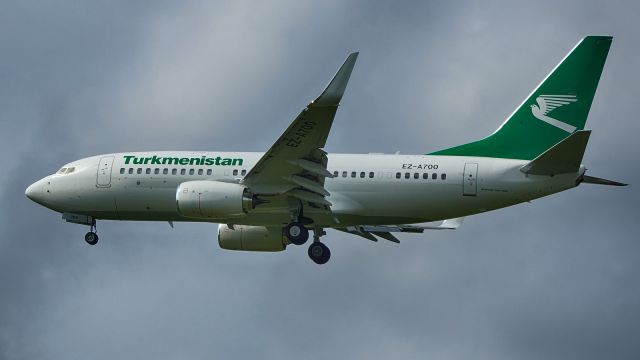 Boeing 737-700 (EZ-A700) - 13R approach.