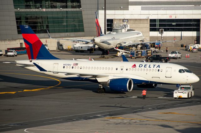Airbus A220-100 (N121DU)