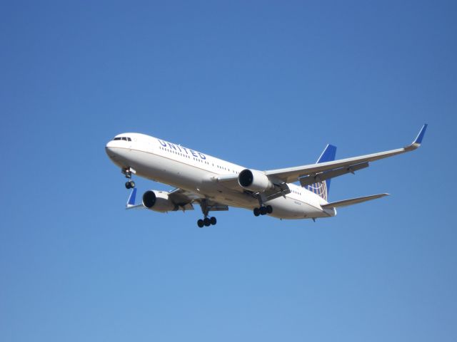 BOEING 767-300 (N666UA) - Landing flight 847 in SCEL RWY 17R