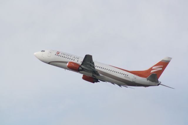 BOEING 737-400 (N801TJ) - N801TJ climbing out from runway 23R